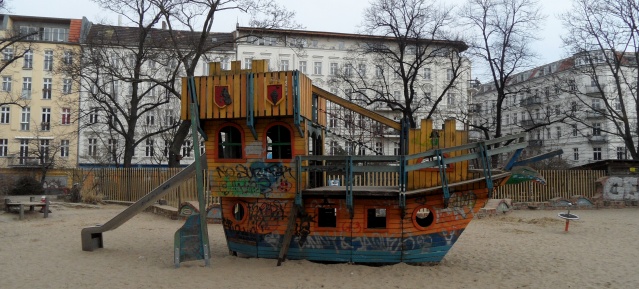 Piratenschiff auf dem Spielplatz Helmholtzplatz