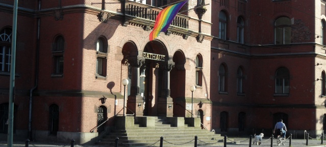 Regenbogenflagge am Rathaus Pankow