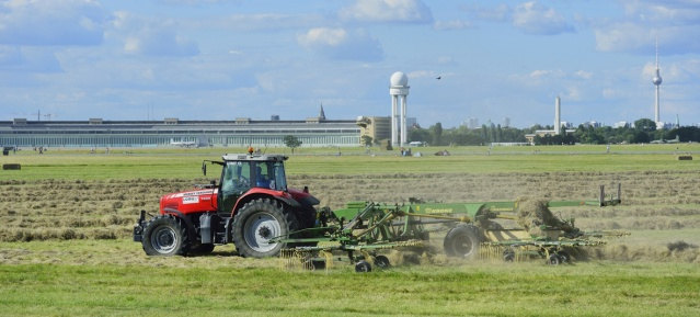 Beginn der Mahd auf dem Tempelhofer Feld