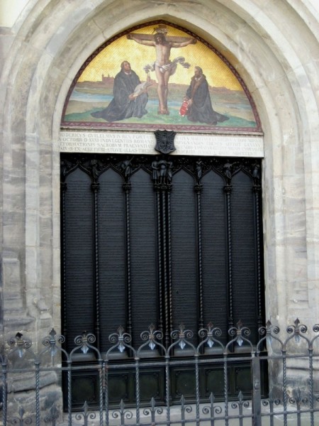 Die 95 Thesen am heutigen Portal der Schlosskirche zu Wittenberg