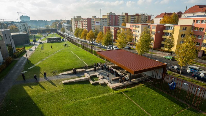 Die Grundmauern des ehemaligen Grenzhauses Bernauer Straße 10a auf dem Areal der Gedenkstätte Berliner Mauer.Foto: © Stiftung Berliner Mauer, J. Hohmuth