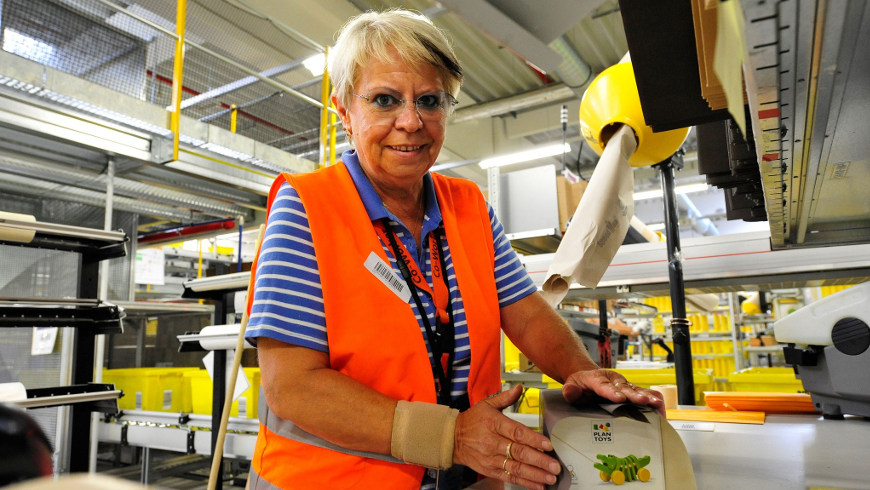 Mitarbeiterin im Amazon Logistikzentrum