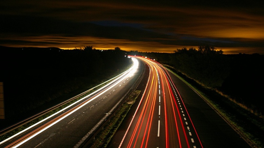 Autobahn in der Abenddämmerung