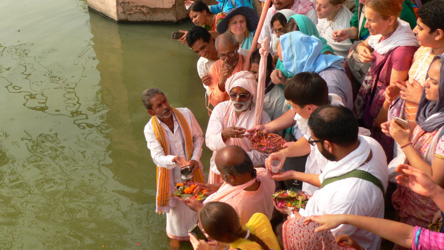 Blumen-Puja am Narada Kund, Goverdhan © Amina Mendez