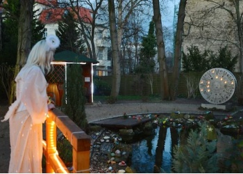 Christkind am Erinnerungsteich im Sonnenhof