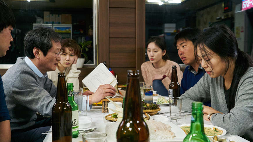 Bamui haebyun-eoseo honja Foto: Kim Jinyoung © 2017 Jeonwonsa Film Co.