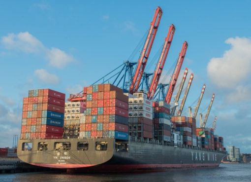 Containerschiff im Hamburger Hafen