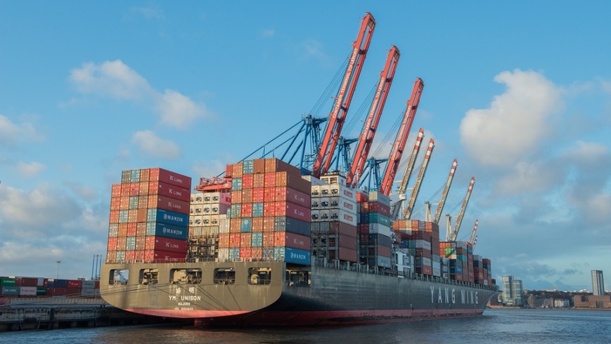 Containerschiff im Hamburger Hafen