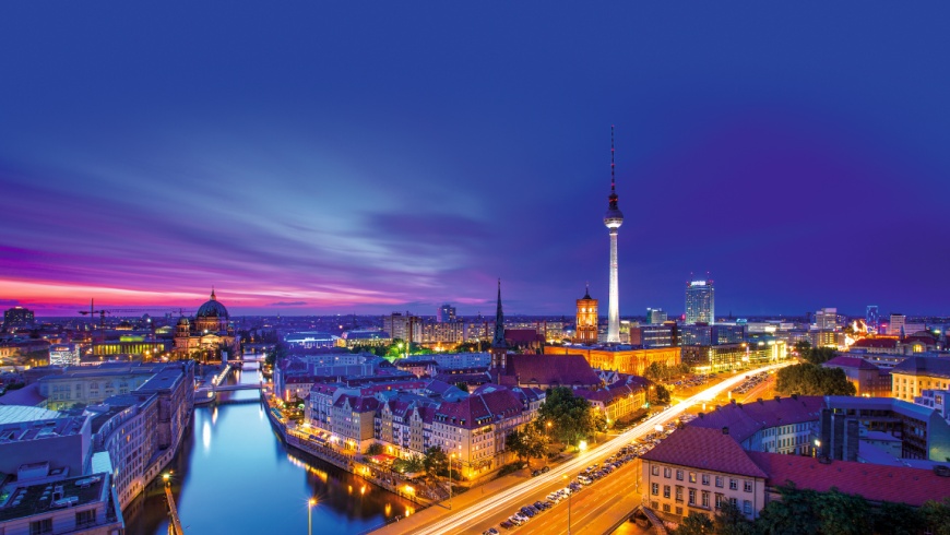 Smart City Berlin bei Nacht