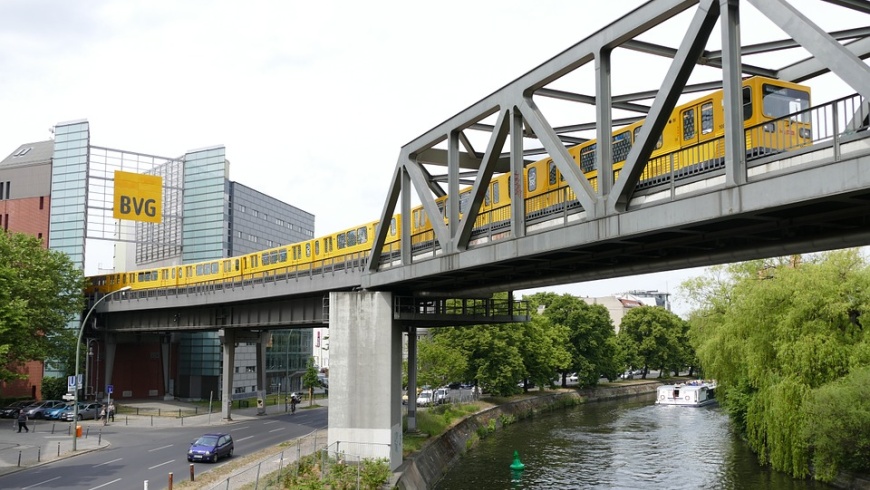 U-Bahnlinie 2 am Gleisdreieck