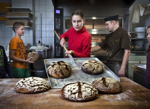 Konfirmanden backen Brot für die Welt