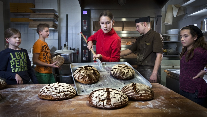 Konfirmanden backen Brot für die Welt