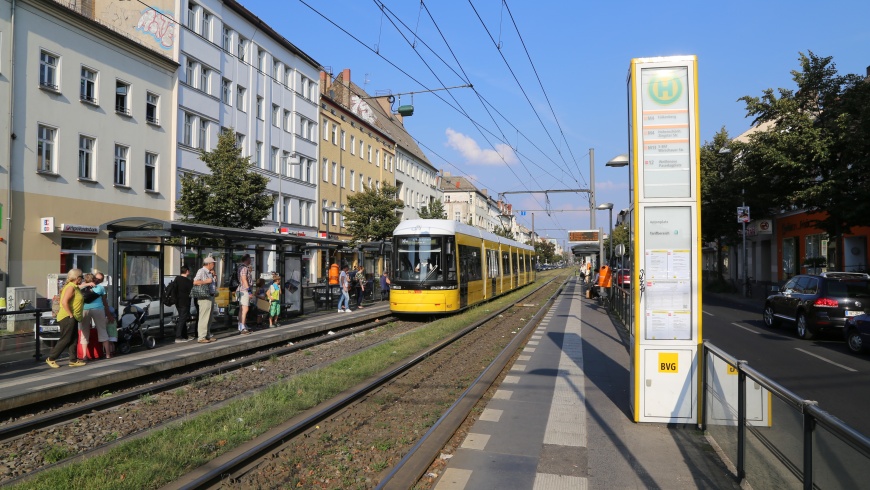 Tram in der Berliner Allee