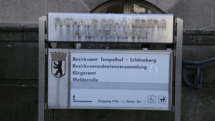 Eingangsschild am Rathaus Schöneberg