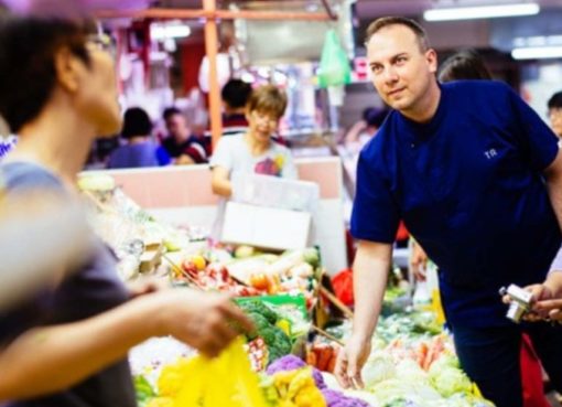 Tim Raue auf dem Markt