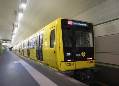 U-Bahn Typ IK der Prototypenserie auf der U2