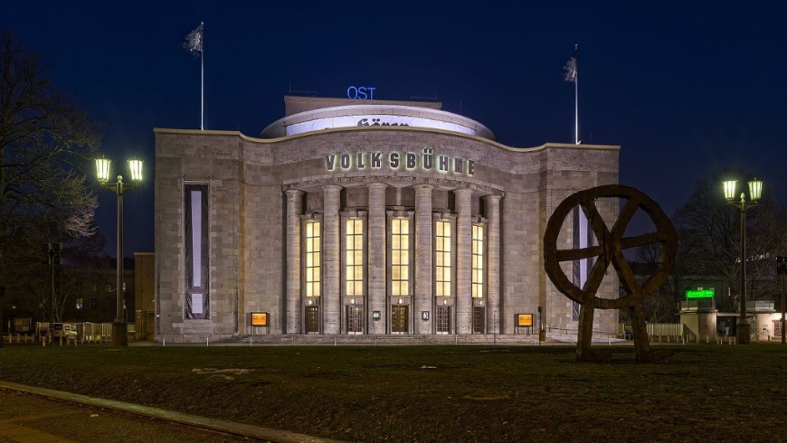 Volksbühne bei Nacht