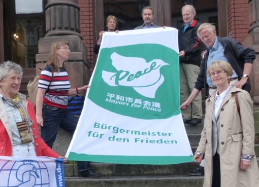 Übergabe der Flagge der "Mayors for Peace"