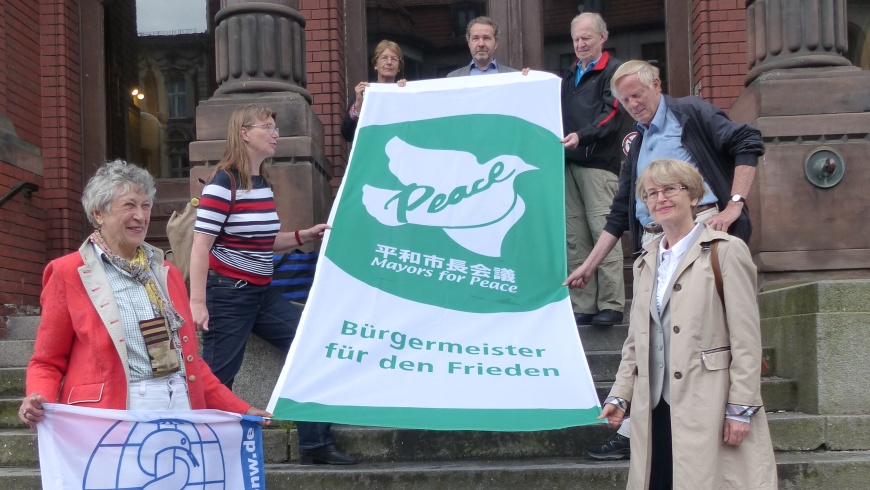 Übergabe der Flagge der "Mayors for Peace"