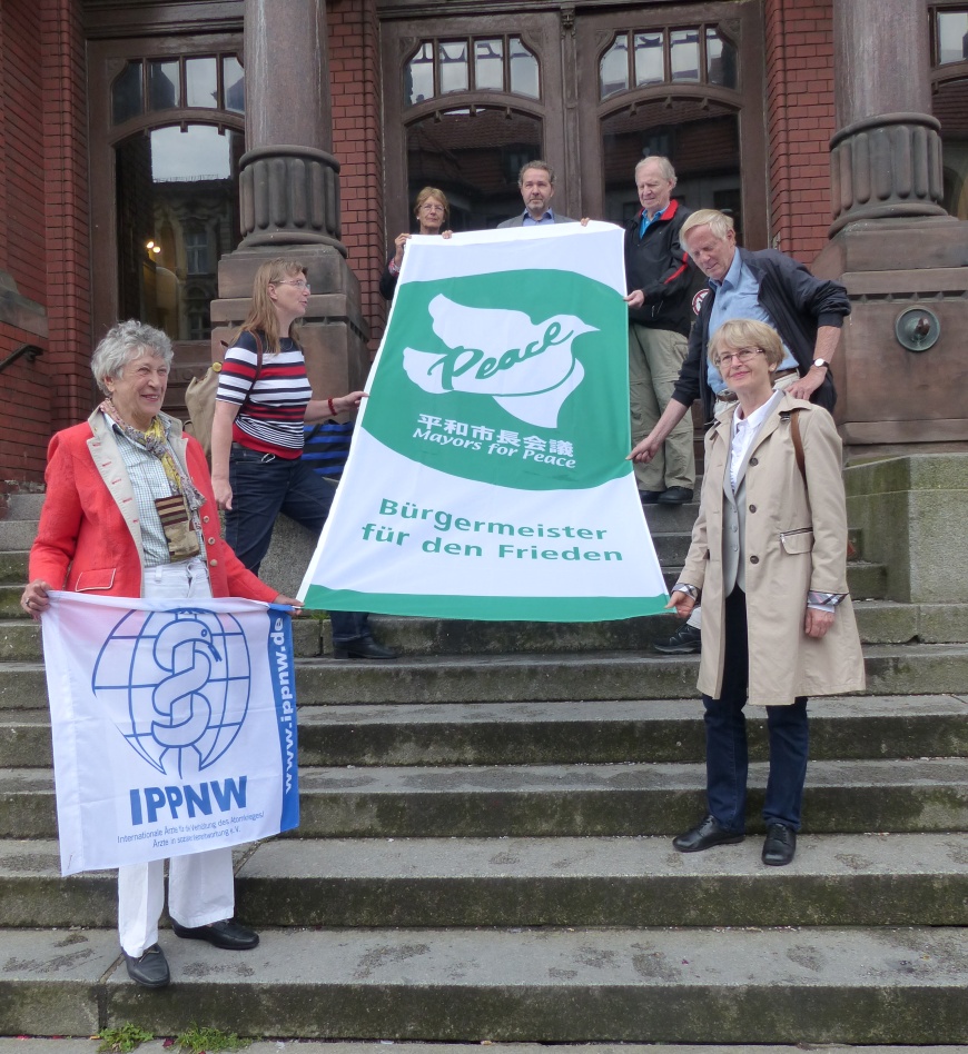 Übergabe der Flagge der "Mayors for Peace"