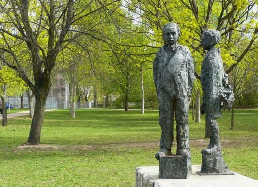 Einsteinpark mit Bronzeplastik