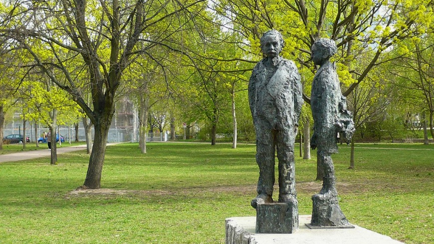 Einsteinpark mit Bronzeplastik