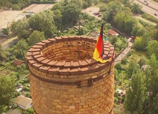 Schornsteinkopf mit Deutschland-Flagge