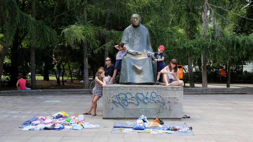 Seit 1960 steht die Käthe-Kollwitz Plastik von Gustav Seitz auf dem Kollwitzplatz und spielt geduldig alle Spiele mit - Foto: m/s Käthe Kollwitz Plastik