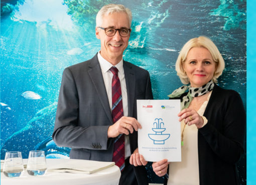 Wasserbetriebe-Vorstandschef Jörg Simon und Senatorin für Umwelt Regine Günther