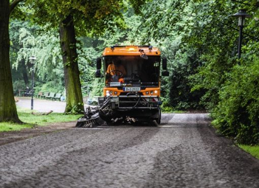 Parkreinigung: Kehrmaschine der BSR