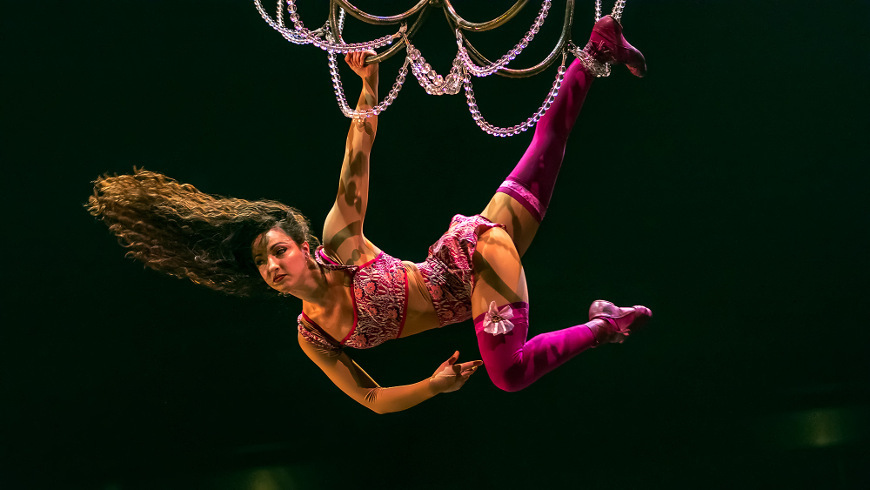 Akrobatik an der Seil-Leiter in der Show CORTEO - Foto: Circque du Soleil