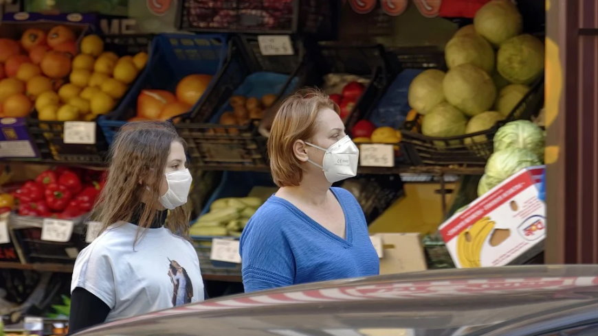 Mund-Nase-Masken gehören nun auf lange Zeit zum Straßenbild in Berlin