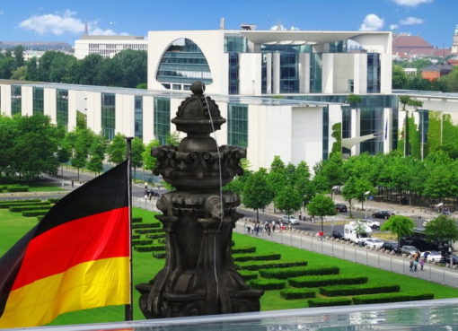 Bundeskanzleramt im Blick der Bürger von der Besucherterrasse des Reichstagsgebäudes