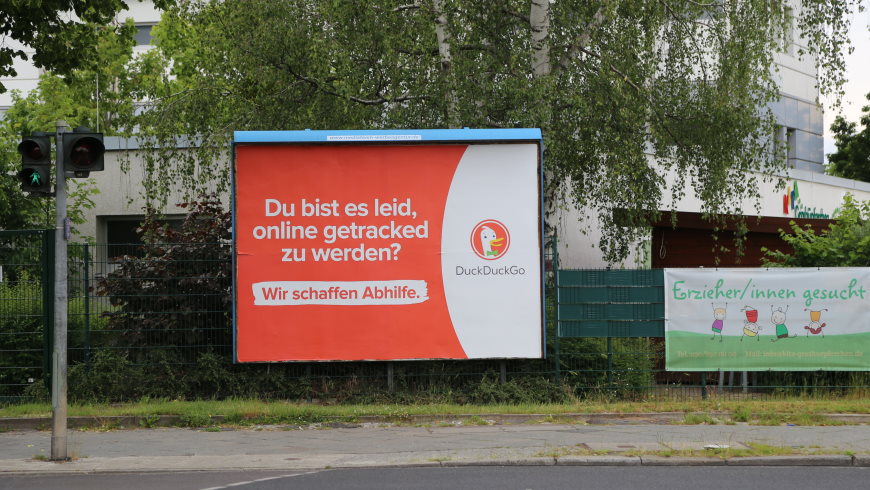 Plakatwerbung von DuckDuckGo