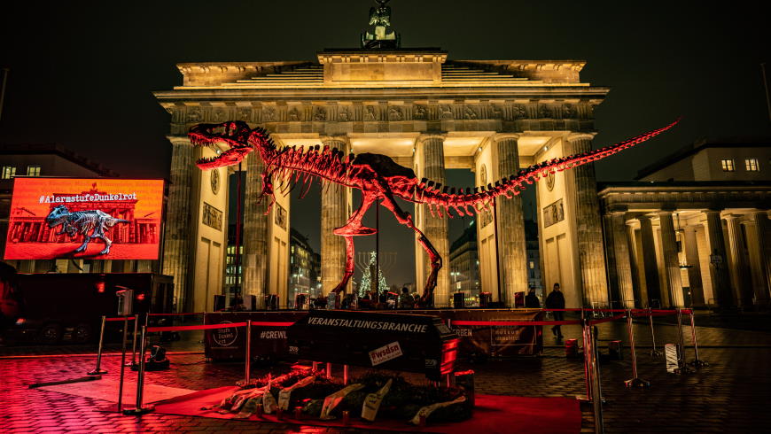 Mahnwache mit original T-Rex-Skelett