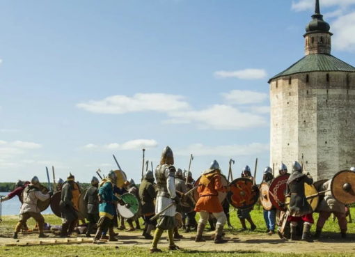 Schildbürger vor den Mauern der Stadt