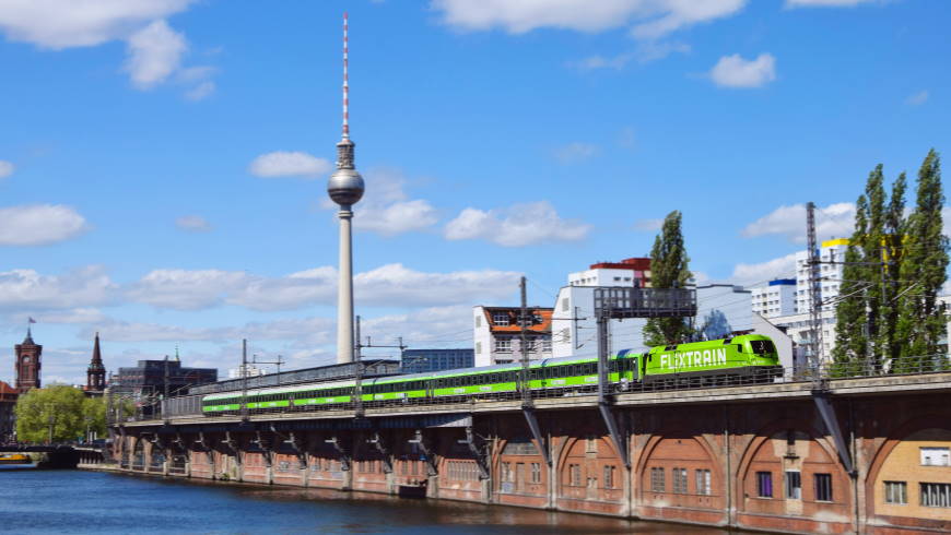 Flix Train auf der Stadtbahn