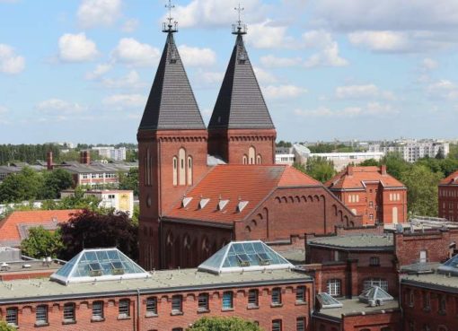 Justizvollzugsanstalt Tegel: Der Blick auf die Teilanstalt II und die Anstaltskirche vom Dach der Teilanstalt V aus