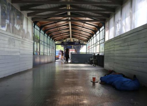 Obdachlos im Bahnhofsbereich