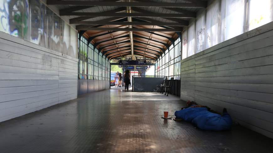 Obdachlos im Bahnhofsbereich