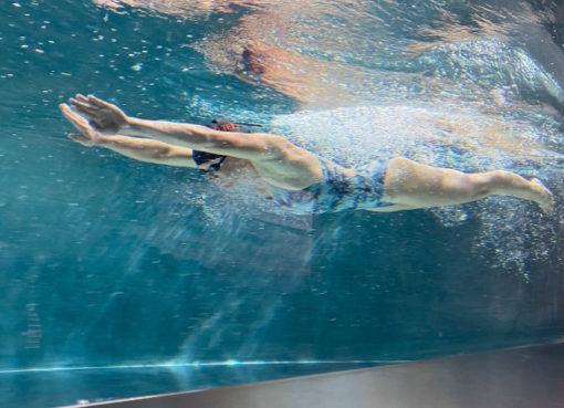 Schwimmtraining in einem Strömungskanal auf Teneriffa