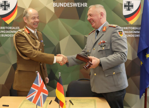 Stellvertretend für Generalleutnant Carsten Breuer unterzeichnete Generalmajor Andreas Henne gemeinsam mit Major General Simon Graham die Übergabeurkunden.