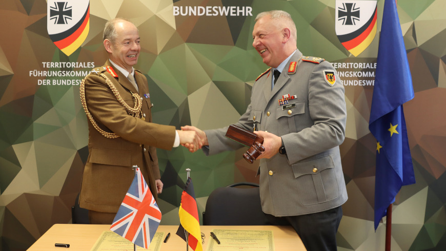 Stellvertretend für Generalleutnant Carsten Breuer unterzeichnete Generalmajor Andreas Henne gemeinsam mit Major General Simon Graham die Übergabeurkunden.