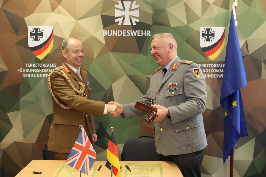 Stellvertretend für Generalleutnant Carsten Breuer unterzeichnete Generalmajor Andreas Henne gemeinsam mit Major General Simon Graham die Übergabeurkunden.