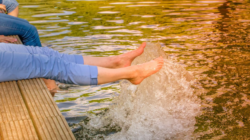 Füße im Wasser kühlen ist gesund