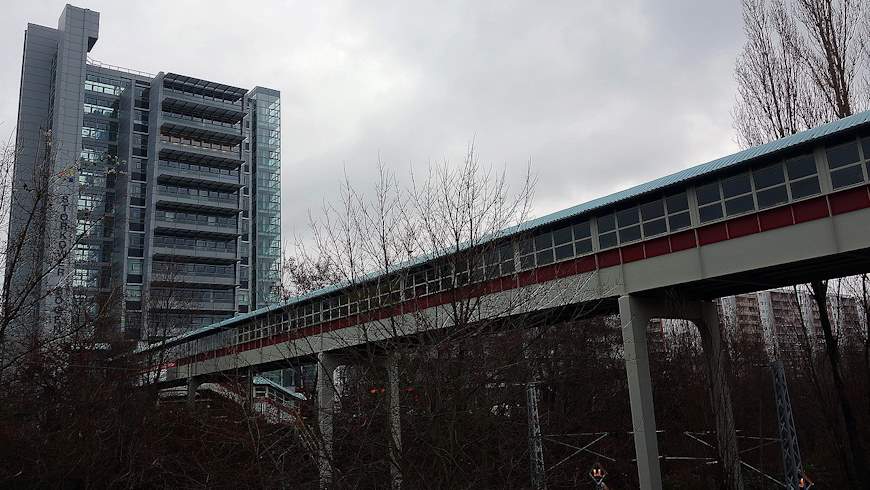Fußgängerbrücke an der Ringbahn Storkower Straße