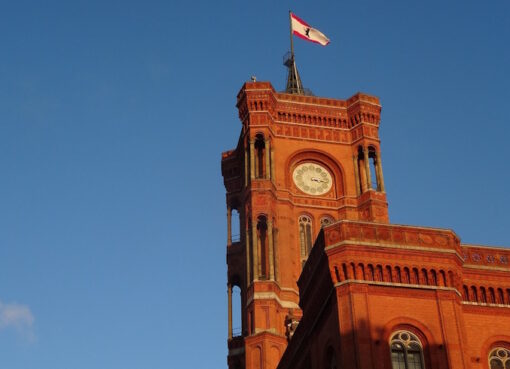 Rotes Rathaus mit Berlin-Flagge