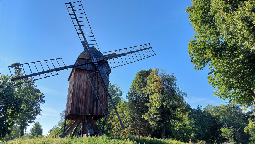 Seit 2008 steht auch in Gatow auf dem Windmühlenberg wieder eine Bockwindmühle.