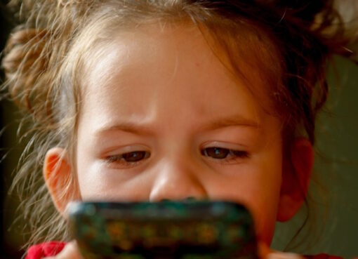 Kleinkind spielt mit Smartphone