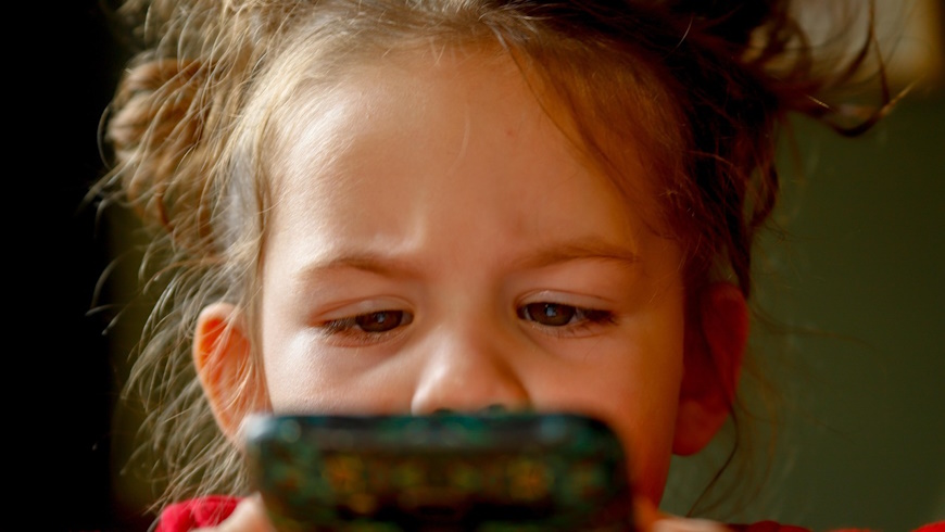 Kleinkind spielt mit Smartphone